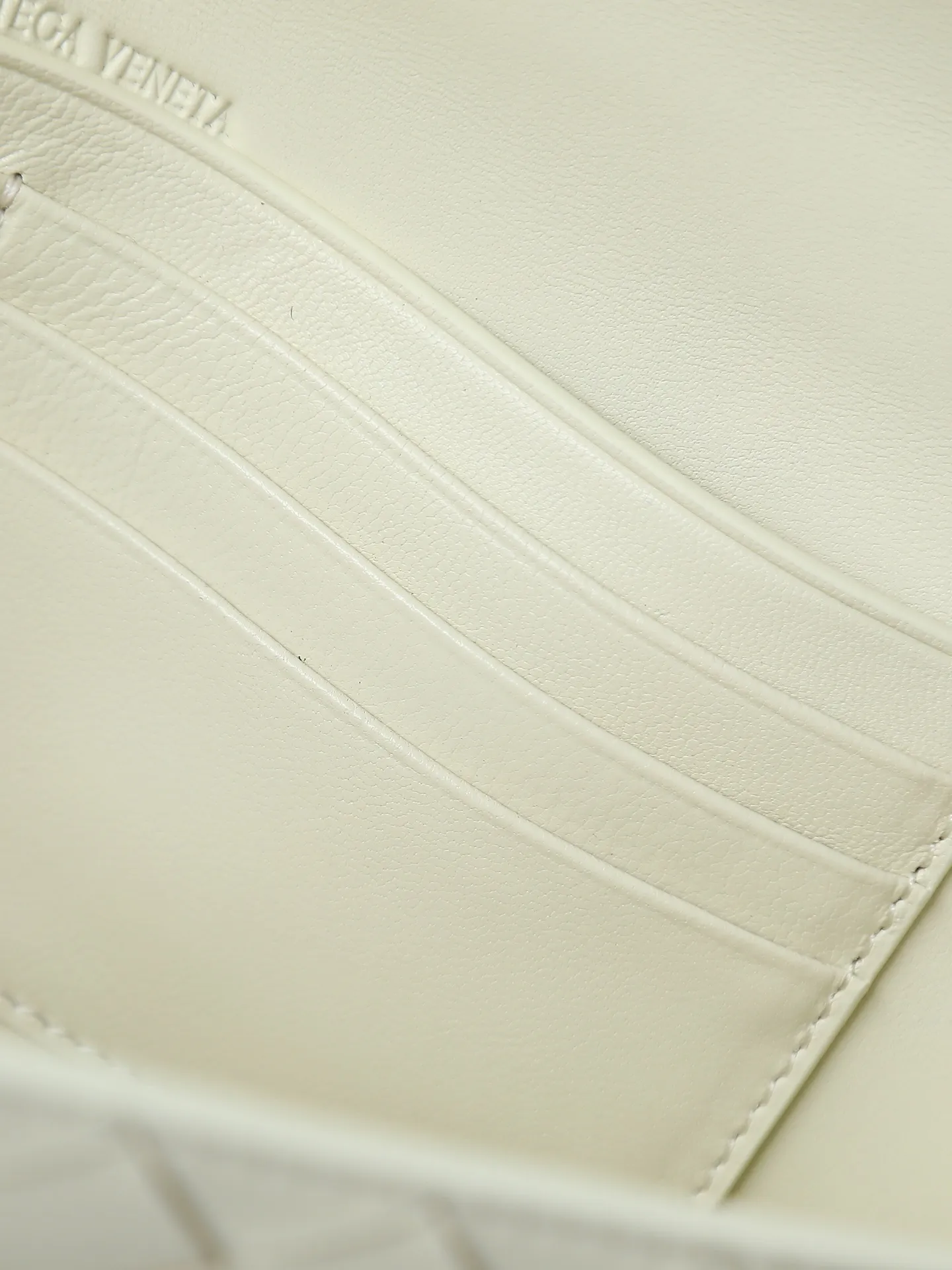 The batch of 1540 BV Andiamo evening handbags has been heavily planted again~ The designer aesthetics in the era of economic downturn are back. I fall in love with it at first sight and can't put it down. It's so beautiful and full of aura. The shape and texture are very competitive. It is light in weight and has sufficient capacity. It is a must-have for fashion people. It is suitable for many occasions, minimalist, high-end and light luxury. Model No.: 741511 Size: 31*13*3cm